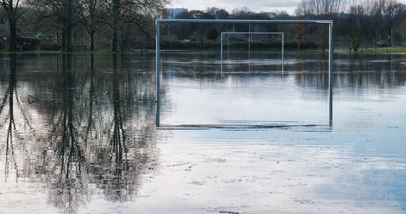 ​Piłkarze angielskiego klubu Lydney Town AFC rozegrali cotygodniowy mecz na swoim boisku. Z małą różnicą - po ostatniej burzy, która przeszła nad Wyspami Brytyjskimi, ich murawa zamieniła się w basen.