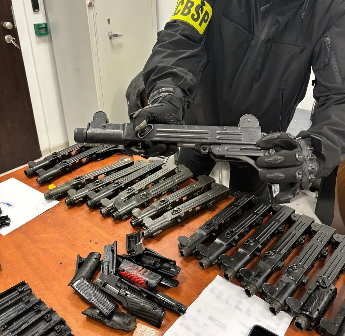 Polski handlarz bronią, sprzedający towar przestępcom w Europie, został schwytany w Polsce dzięki międzynarodowej operacji - poinformowała we wtorek w komunikacie Agencja UE ds. Współpracy Organów Ścigania (Europol), która koordynowała śledztwo. Mężczyznę zatrzymano, gdy transportował zakupiony w Austrii sprzęt do produkcji broni.