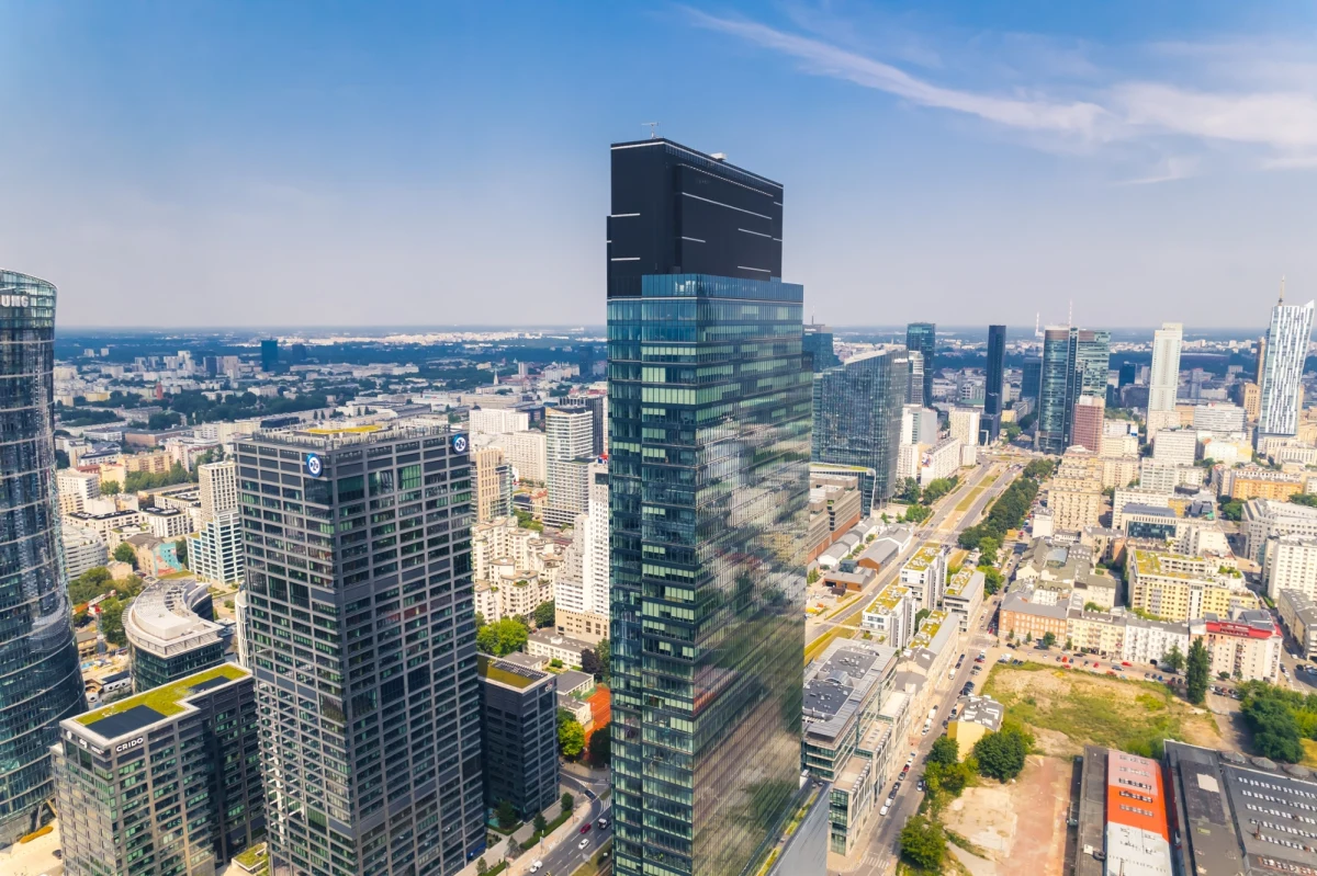 Firma deweloperska Ghelamco sprzedała za 280 mln euro wieżowiec Warsaw UNIT położony w stolicy przy rondzie Daszyńskiego. Kupiła go szwedzka spółka nieruchomościowa Eastnine AB. To największa transakcja na rynku biurowym, jaką w tym roku zawarto w Europie - podkreślono w komunikacie.