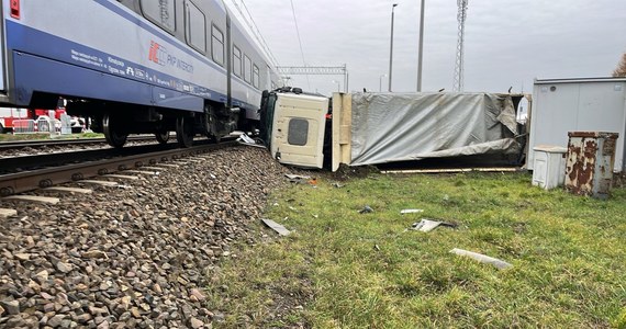 Ciężarówka wjechała pod pociąg Intercity w miejscowości Nowa Sucha (pow. sochaczewski) pomiędzy stacją Bednary i Sochaczew. Lekko rannych zostało trzech pasażerów. Ruch kolejowy na trasie Warszawa-Łowicz został wstrzymany w obu kierunkach. Mazowiecka policja poinformowała, że kierowca ciężarówki i maszynista byli trzeźwi. 