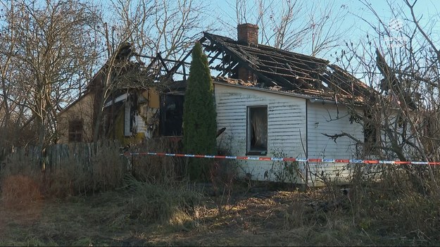 Tragedia w domu jednorodzinnym w Kosarzewie Dolnym pod Lublinem. Jedenaście zastępów straży walczyło z pożarem drewnianego budynku. Gdy dojechali na miejsce ogień zajął już dach i poddasze. Nie udało się uratować trzydziestosześciolatka i jego osiemdziesięciosiedmioletniej babci. Materiał dla "Wydarzeń" przygotował Maciej Stopczyk.