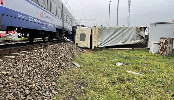 Wypadek pociągu. Skład zderzył się z ciężarówką