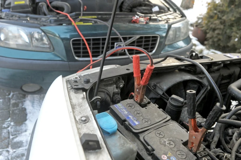 Jak poprawnie odpalić samochód na kable? Kluczowa jest zasada 5-10-15