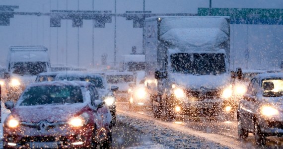 "We wtorek przez Polskę przechodzi chłodny front atmosferyczny. Strefa opadów przemieści się na wschód, a w górach opady mogą przechodzić w deszcz ze śniegiem i w śnieg" - poinformowała synoptyk Instytutu Meteorologii i Gospodarki Wodnej Dorota Pacocha. W ciągu ostatnich kilku dni mogło się wydawać, że pogoda oszalała, przynosząc raz zimowe, a raz wiosenne warunki. Teraz natomiast we znaki mają dać się deszcz, śnieg i mgły.