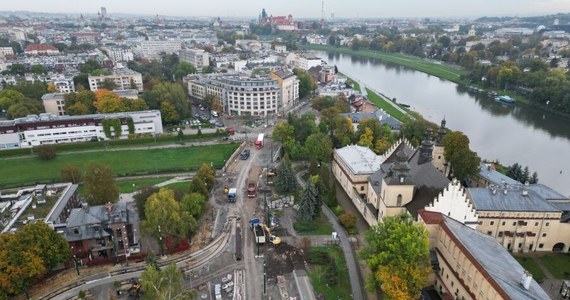 16 grudnia ma zostać otwarta remontowana od wielu miesięcy ulica Kościuszki - potwierdził Zarząd Dróg Miasta Krakowa. To wiadomość długo wyczekiwana przez mieszkańców. Utrudnienia związane z remontem drogi i torowiska trwają już ponad rok.