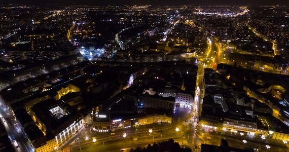 Po dwumiesięcznych konsultacjach z mieszkańcami, Wrocław przygotował „Pakiet dla Południa”. To rozwiązania komunikacyjne, które mają usprawnić ruch w najbardziej zakorkowanej części miasta. Rewolucję czeka m.in słynna ulica Zwycięska. To właśnie ona kilka lat temu została okrzyknięta przez ekspertów najbardziej zakorkowaną ulicą w Polsce.