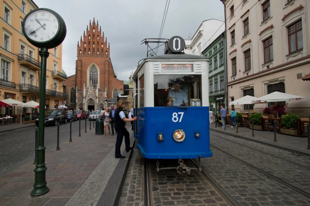 Miejskie Przedsiębiorstwo Komunikacji w Krakowie zaapelowało do mieszkańców o przekazywanie archiwalnych zdjęć transportu zbiorowego. Wybrane fotografie znajdą się w albumie, który zostanie wydany z okazji 150-lecia nieprzerwanej działalności krakowskiej komunikacji miejskiej.