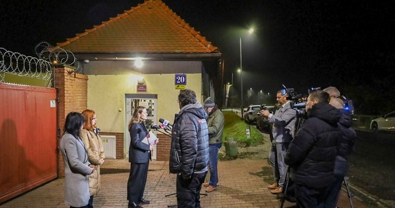 Okręgowy Ośrodek Wychowawczy w Jerzmanicach-Zdroju niedaleko Złotoryi - to właśnie tam doszło do próby samobójczej jednego z wychowanków. Chłopak targnął się na swoje życie po tym, jak został ciężko pobity przez wychowawcę. Informacja dotarła do Ministerstwa Sprawiedliwości. "Przyjechałam tutaj, żeby porozmawiać z chłopcami i personelem (...). Jestem głęboko wstrząśnięta tym, co tu się wydarzyło. Chłopiec walczy o życie w szpitalu. Jest utrzymywany w śpiączce farmakologicznej" - powiedziała we wtorek wieczorem wiceministra sprawiedliwości Maria Ejchart. Poinformowała, że chłopiec ma nieco ponad 13 lat. Wychowawca usłyszał zarzuty i został zatrzymany. Grozi mu od 2 do 15 lat więzienia.