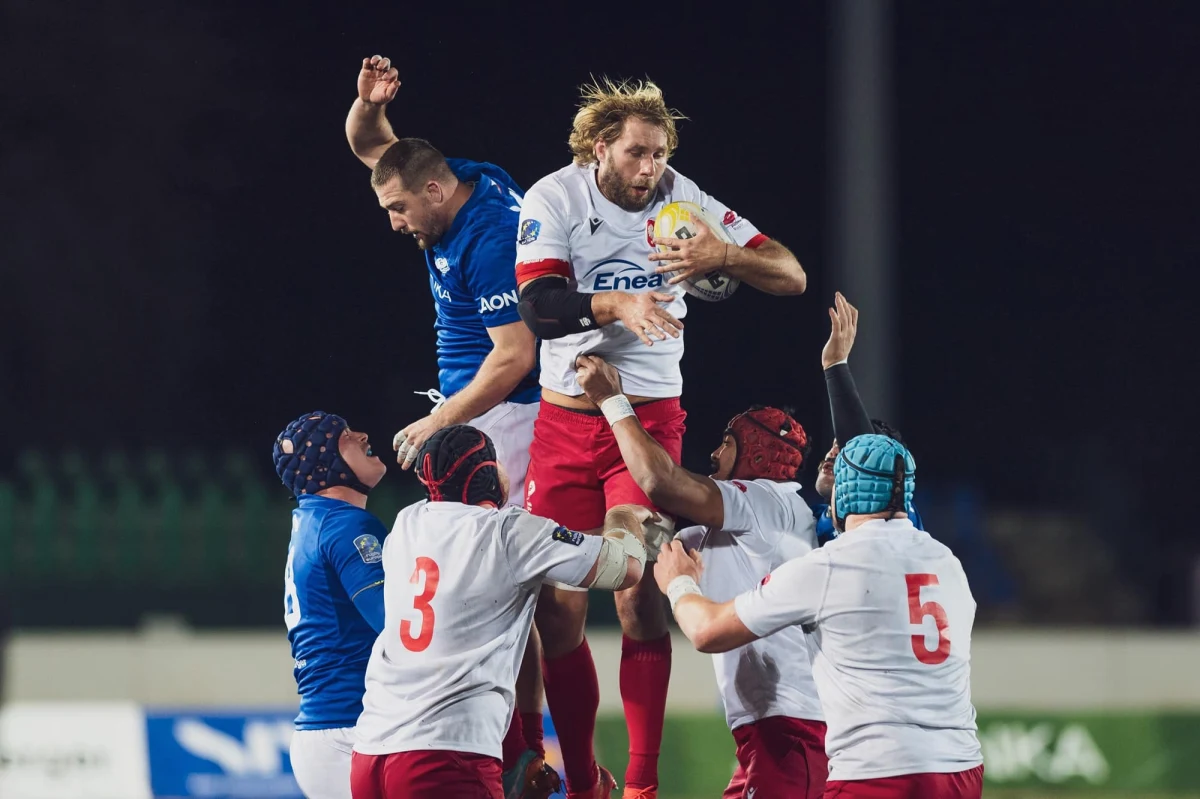 Reprezentacja Polski w rugby zdała egzamin w Pradze, pokonując na wyjeździe Czechów 22:15 (9:8) w drugim meczu Rugby Europe Trophy. Ostatnie minuty tego meczu były jednak prawdziwym rugbowym thrillerem dla zawodników i kibiców. Gospodarze zdołali wyrównać, ale to Polacy zachowali zimną krew, zdobywając przyłożenie w ostatniej akcji meczu i wywożąc z Pragi niezwykle cenne cztery punkty.