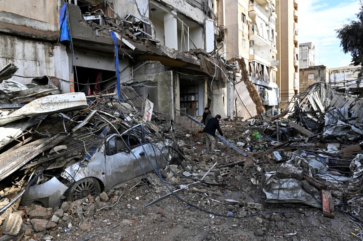 O godzinie 4:00 czasu lokalnego (3:00 czasu polskiego) w nocy z wtorku na środę weszło w życie zawieszenie broni między Izraelem a Hezbollahem, wynegocjowane przez rządy Izraela i Libanu - podała agencja Reuters. Wcześniej Joe Biden potwierdził, że rządy Izraela i Libanu zaakceptowały propozycję USA dotyczącą zakończenia tej wojny. O tym, że gabinet bezpieczeństwa narodowego Izraela zagłosował za zatwierdzeniem zawieszenia broni poinformowało również biuro izraelskiego premiera.