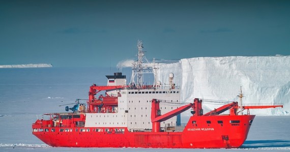 ​"Akademik Fiodorow" i rosyjscy naukowcy płyną na podbój Antarktydy. Flagowy statek rosyjskiej floty polarnej z badaczami na pokładzie wpłynął we wtorek do Kapsztadu, skąd po uzupełnieniu zapasów ruszy do brzegów Antarktydy, gdzie Kreml poszukuje gazu i ropy i dokąd już zmierzają inni naukowcy z grupy BRICS.