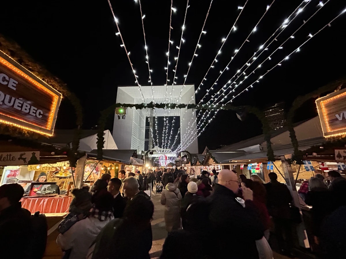 Ruszył największy jarmark świąteczny we Francji. Znajduje się on w podparyskiej dzielnicy biznesu La Defense. U stóp drapaczy chmur ustawiono ponad 350 stoisk z gorącą czekoladą, grzanym winem, francuskimi przysmakami i najróżniejszymi wyrobami, z których wiele znajdzie się pod choinkami.