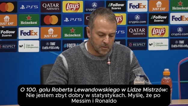 Lewandowski przekracza magiczną barierę 100 goli w Lidze Mistrzów

Robert Lewandowski zapisał się na kartach historii Ligi Mistrzów, zdobywając swojego 100. i 101. gola w tych elitarnych rozgrywkach. Jego dwa trafienia poprowadziły Barcelonę do przekonującego zwycięstwa 3-0 nad wcześniej niepokonanym Brestem. To zwycięstwo pozwoliło drużynie Xaviego awansować na drugie miejsce w nowym formacie ligi.

Lewandowski rozpoczął strzelanie już w 10. minucie, pewnie wykorzystując rzut karny, a swoje drugie trafienie dołożył w doliczonym czasie gry, pieczętując wynik meczu. W międzyczasie na listę strzelców wpisał się również Dani Olmo, który zakończył świetną akcję zespołu w drugiej połowie.

Flick o fenomenie Lewandowskiego
Po meczu głos zabrał Hans-Dieter Flick, który w przeszłości miał okazję współpracować z Lewandowskim w Bayernie Monachium. Niemiecki trener, zapytany o osiągnięcie Polaka, nie szczędził pochwał:

„Nie jestem zbyt dobry w statystykach. Myślę, że po (Lionelu) Messim i (Cristiano) Ronaldo jest kolejnym piłkarzem z największą liczbą (strzelonych) goli. To niewiarygodne. Znam go od dwóch lat w (Bayern) Monachium. I tam również pobił każdy rekord, jaki można pobić. I wciąż strzela gole."

Flick podkreślił także, jak ważną rolę w sukcesach Lewandowskiego odgrywa wsparcie drużyny:

„Jest dla nas ważny. Ale muszę też powiedzieć, że cały zespół go wspiera. Nie powiem, że jest mu łatwo, ale piłkarze pomagają mu strzelać gole.”

Historyczne osiągnięcie Lewandowskiego
Dołączając do Lionela Messiego i Cristiano Ronaldo jako jedyni zawodnicy w historii Ligi Mistrzów z ponad 100 bramkami, Lewandowski potwierdził swoją pozycję w gronie najlepszych piłkarzy świata. Jego zdolność do utrzymywania wysokiej formy przez lata, zarówno w Bayernie, jak i obecnie w Barcelonie, to świadectwo wyjątkowego talentu i profesjonalizmu.

Zwycięstwo nad Brestem było nie tylko ważnym krokiem w kontekście ligowej rywalizacji, ale także kolejnym rozdziałem w bogatej karierze polskiego napast