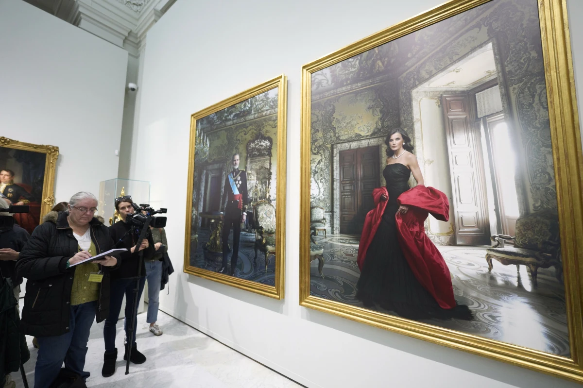 Król Hiszpanii Filip VI i jego małżonka, królowa Letycja, dali się ostatnio sportretować słynnej amerykańskiej fotografce Annie Leibovitz. Ich zdjęcia odsłonięto we wtorek w Banku Hiszpanii. 
