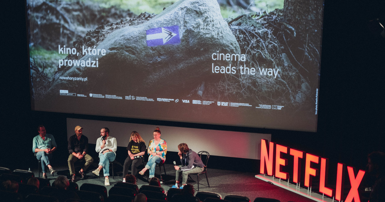 "Scenarzystki na horyzoncie" to inicjatywa festiwalu Nowe Horyzonty i platformy Netflix skierowany do kobiet, które mają pomysł na scenariusz filmu fabularnego. Wśród ekspertek programu jest m.in. Weronika Tofilska, jedna z reżyserek głośnego serialu "Reniferek". Swoje zgłoszenia można przesyłać do 20 grudnia.