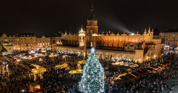 Święta Bożego Narodzenia zbliżają się wielkimi krokami. Nieodłącznym atrybutem świąt jest choinka. Uroczysta inauguracja drzewka na Rynku Głównym odbędzie się w piątek, 6 grudnia, o godz. 17.30.