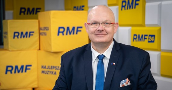 "Jeżeli ludzie tego chcą, to Wigilia powinna być wolna" - stwierdził w Porannej rozmowie w RMF FM Michał Gramatyka. Wiceminister cyfryzacji dodał, że należy podejść do tej kwestii rozsądnie, a nie robić czegoś "na hura". "Policzmy to dobrze, dajmy ludziom dodatkową niedzielę handlową" - dodał.