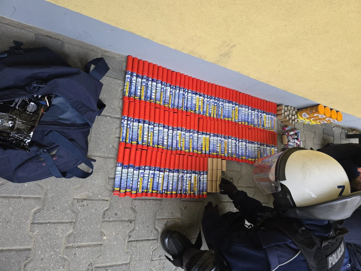 Zarzuty związane z naruszeniem ustawy o imprezach masowych usłyszała załoga prywatnej karetki, która w miniony weekend w Warszawie próbowała wwieźć na stadion Polonii zakazane środki pirotechniczne. Kobieta i mężczyzna, którzy tego dnia obsługiwali ambulans, nie przyznali się do winy. 