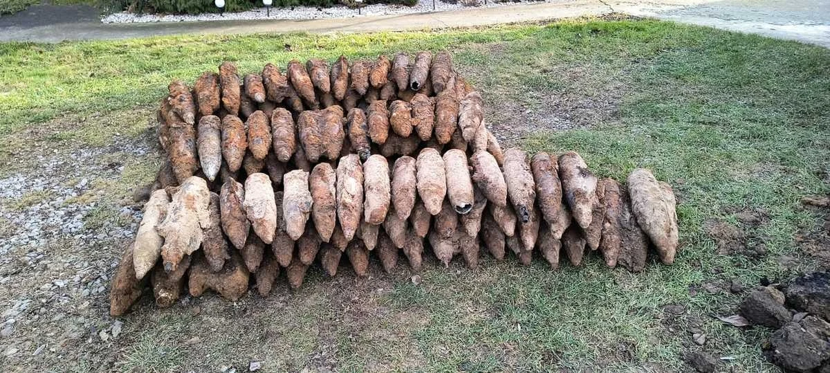 W Dębowcu (Podkarpackie) podczas wykonywania prac ziemnych znaleziono 135 sztuk pocisków artyleryjskich oraz łuski po pociskach. Niewybuchy zostały już zabrane przez saperów z Rzeszowa.