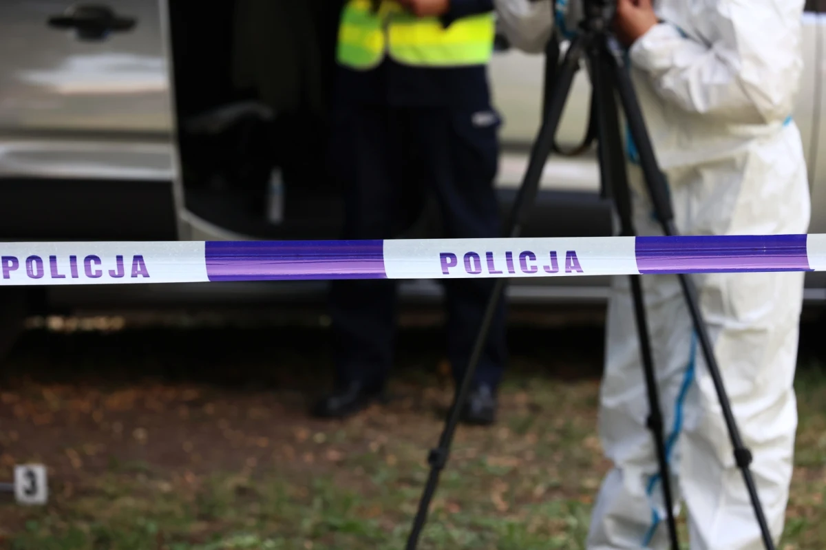 Policja w Poznaniu wyznaczyła 20 tys. zł nagrody dla osoby, która pomoże w rozwiązaniu sprawy zabójstwa Henryka Kujawy w Łopuchówku. Zwłoki 66-latka zostały znalezione w jego mieszkaniu 21 maja 2024 r.