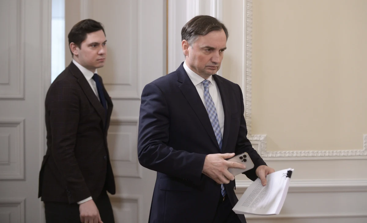 "Zbigniew Ziobro czuje się już dużo lepiej i w grudniu wróci do swoich czynności politycznych" - powiedział w Studiu PAP poseł PiS Michał Wójcik. Ocenił, że żaden sędzia nie zgodzi się na zaakceptowanie wniosku o doprowadzenie b. ministra sprawiedliwości przed komisję śledczą ds. Pegasusa.