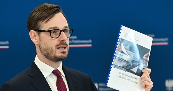 Co najmniej kilkanaście miliardów złotych straciły spółki Skarbu Państwa z powodu nietrafionych inwestycji i nieuzasadnionych wydatków - poinformowało Ministerstwo Aktywów Państwowych dodając, że audyty w spółkach pokazały olbrzymią skalę nieprawidłowości. 95 członków zarządów nie otrzymało absolutorium. Skierowano blisko 50 zawiadomień do prokuratury. 