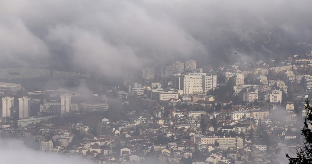 Smog w Sarajewie. W środę stolica Bośni i Hercegowiny była według rankingu IQAir najbardziej zanieczyszczonym miastem świata. Zdjęcie ilustracyjne