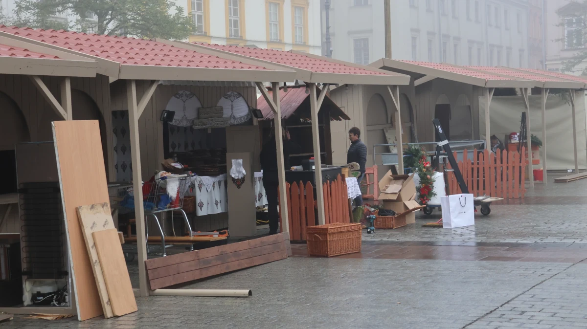 W Krakowie trwają ostatnie przygotowania do otwarcia Jarmarku Bożonarodzeniowego. Ruszy w sobotę, ale pierwsze ozdoby i świąteczne smakołyki będzie można kupić już w piątek. Na krakowskim rynku zagości ponad 100 wystawców z całej Polski, ale też z Litwy, Ukrainy, Węgier i Słowacji.