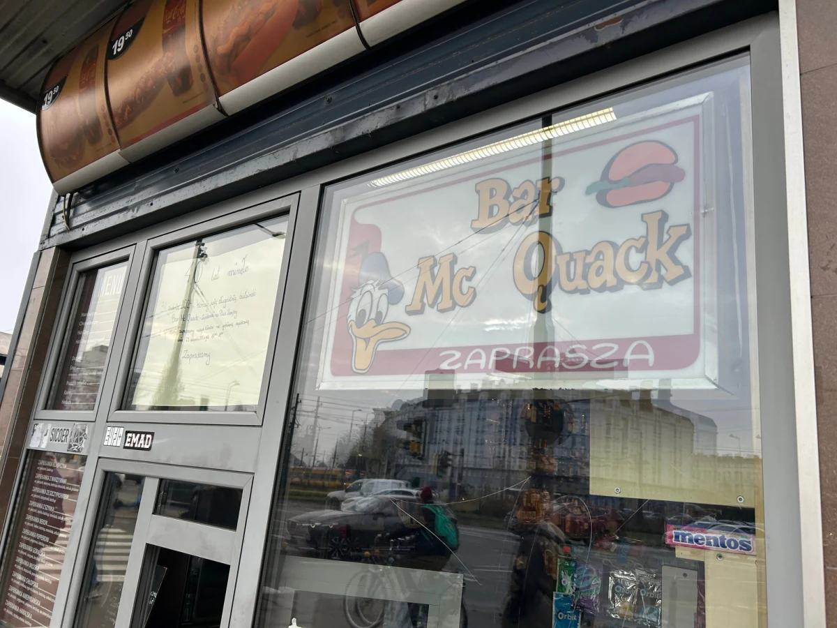 Po czterdziestu latach z mapy Warszawy wraz z końcem roku zniknie kultowy bar z zapiekankami. Chodzi o punkt przy Dworcu Warszawa Ochota na stołecznym Placu Zawiszy. Powody zamknięcia to m.in. - jak mówią w rozmowie z reporterem RMF FM pracownicy bar - problemy ze znalezieniem pracowników oraz rosnące koszty.