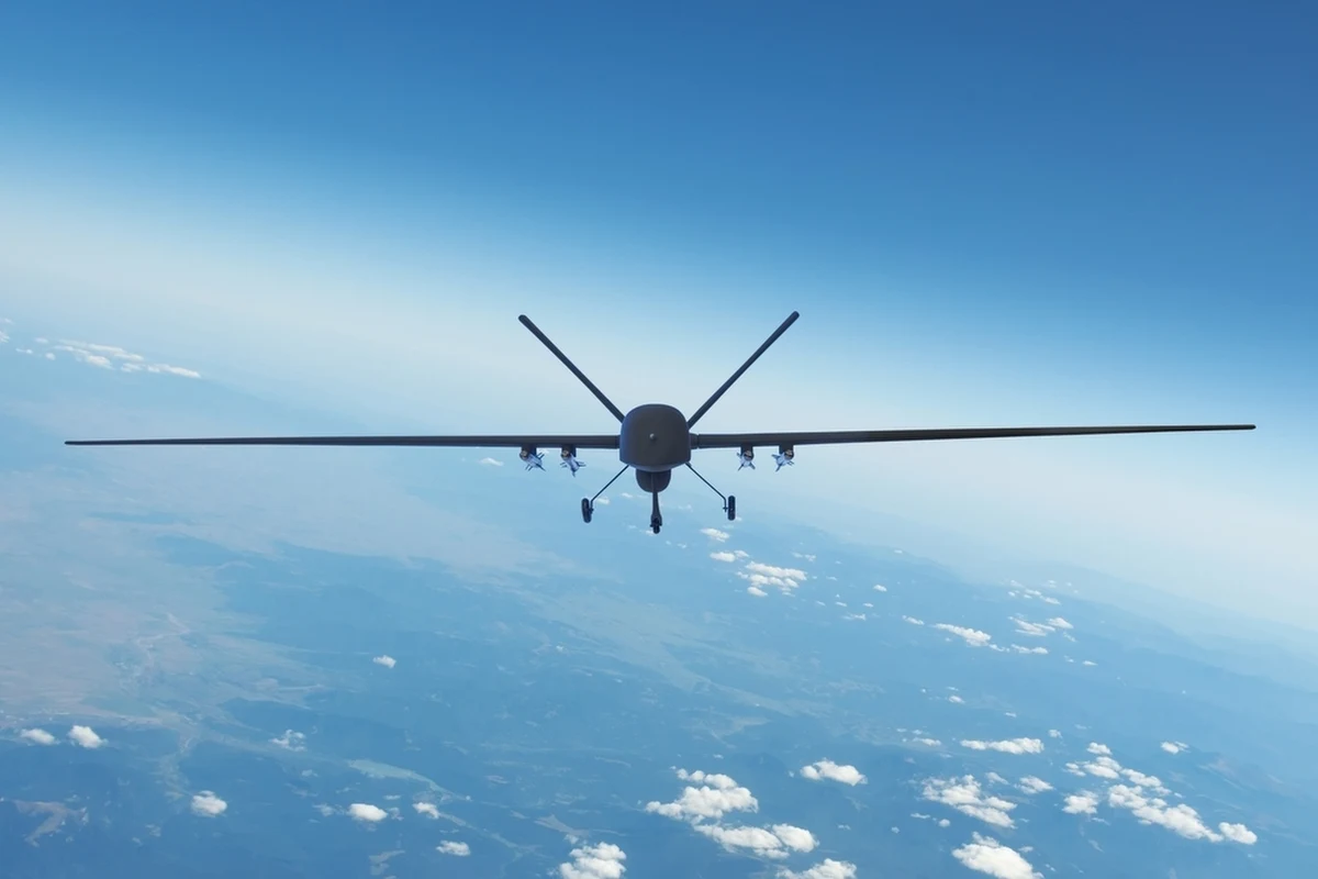 Nie milkną echa zaobserwowania niezidentyfikowanych dronów nad bazami lotniczymi w Wielkiej Brytanii. Choć na razie nie wiadomo, kto nimi sterował, pojawienie się bezzałogowców dziwnie zbiegło się z ukraińskimi atakami zachodnią bronią w głąb terytorium Rosji.