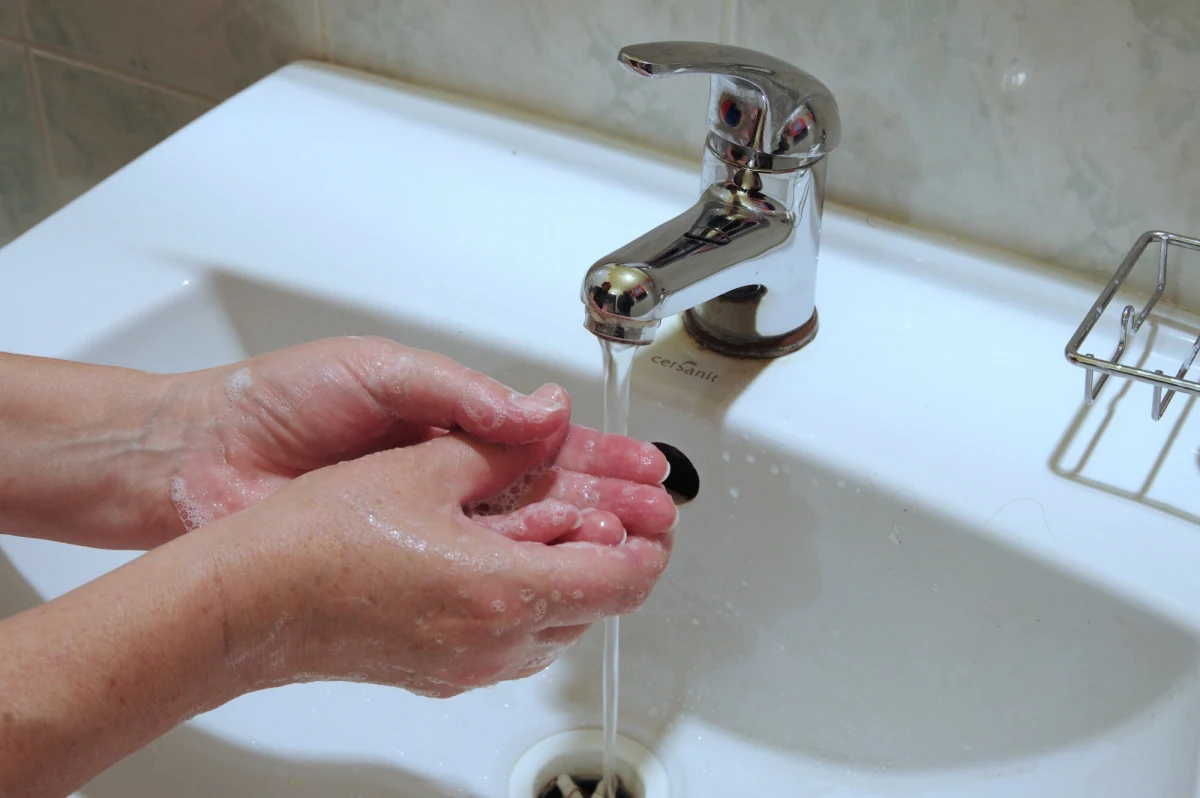 "Wyciek został opanowany. Mieszkańcy nie powinni mieć problemów z wodą w swoich mieszkaniach" - poinformował Zakład Wodociągów i Kanalizacji w Szczecinie. Po południu przy ul. 26 kwietnia, przed CH Turzyn, doszło do dużego wycieku. Na miejscu pracowały służby ZWiK.