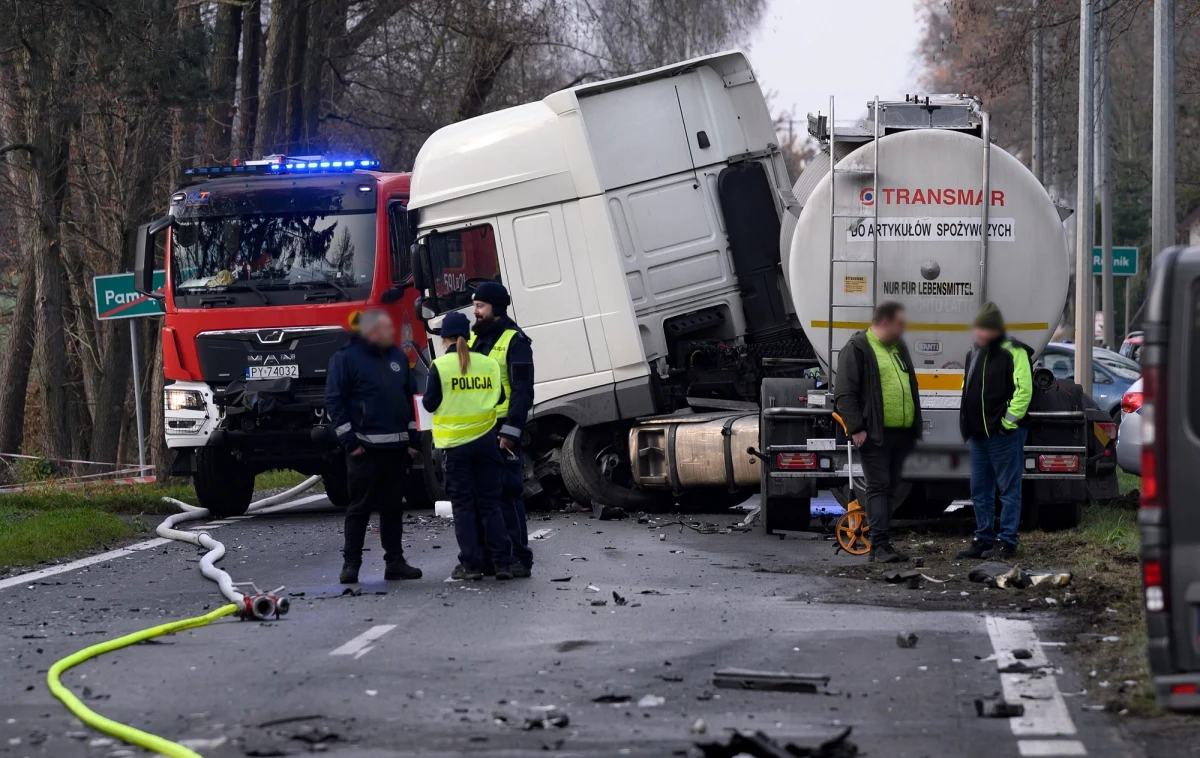 Tragiczny wypadek w Pamiątkowie koło Szamotuł w Wielkopolsce. Auto osobowe zderzyło się tam z cysterną. Zginęły dwie osoby. 