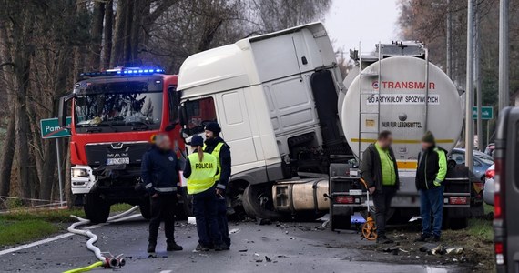 Tragiczny wypadek w Pamiątkowie koło Szamotuł w Wielkopolsce. Auto osobowe zderzyło się tam z cysterną. Zginęły dwie osoby. 