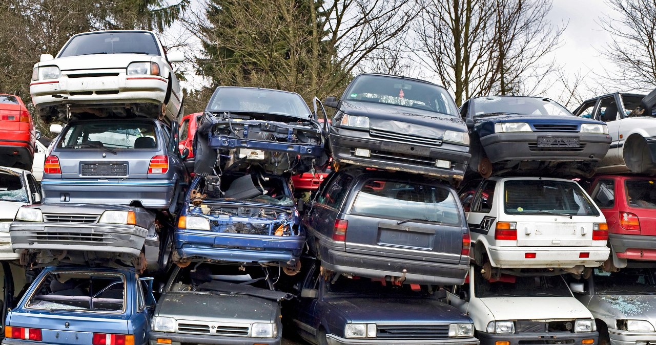 Pół miliona kary za rozbiórkę auta w garażu. Takie są przepisy