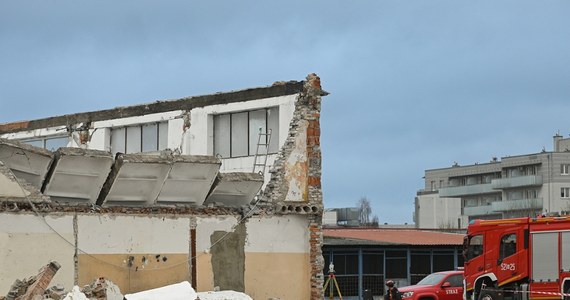 Prokuratura Okręgowa w Płocku przejęła śledztwo w sprawie zawalenia się części hali w dawnej zajezdni PKS na ul. Grota Roweckiego w Mławie. Postępowanie prowadzone jest dwutorowo: w sprawie spowodowania katastrofy budowlanej oraz niewłaściwych warunków pracy i BHP, czyli narażenia zdrowia i życia pracowników.