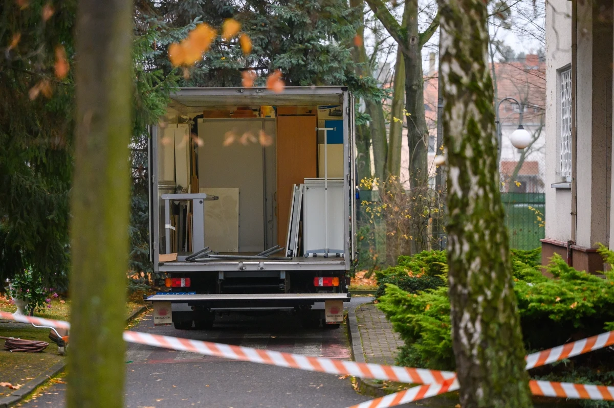 Konsulat Generalny Federacji Rosyjskiej w Poznaniu w środę po południu rozpoczął wyprowadzkę. Wcześniej polski MSZ wycofał zgodę na funkcjonowanie placówki w związku z wojną Rosji przeciwko Ukrainie i hybrydowymi działaniami wobec krajów UE.