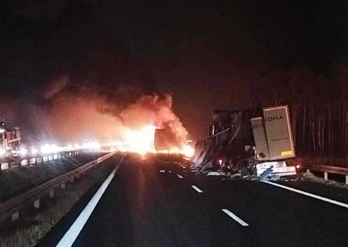 Dwie ciężarówki zderzyły się na drodze ekspresowej S3 w miejscowości Rurka między Szczecinem a Goleniowem w Zachodniopomorskiem. Jeden z pojazdów stanął w ogniu. 