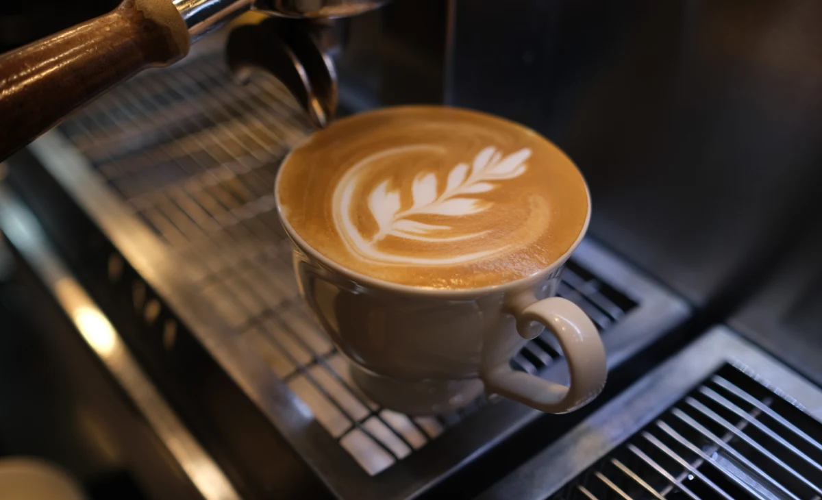 Ziarna kawy są na światowych rynkach najdroższe od blisko pół wieku, co według analityków uderzy w konsumentów. Wśród powodów wymienia się zmiany klimatu, susze i pożary w Brazylii, spadające zbiory w Wietnamie i groźby celne przyszłego prezydenta USA Donalda Trumpa.