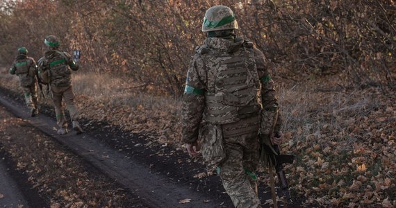 Administracja Joe Bidena naciska na Ukrainę, by zmieniła prawo i umożliwiła mobilizację najmłodszych pełnoletnich mężczyzn - podały agencja AP i brytyjski dziennik "Financial Times". Przedstawiciel władz w Waszyngtonie ocenił, że jest to konieczne, by odpowiedzieć na niedobory kadrowe w ukraińskim wojsku.