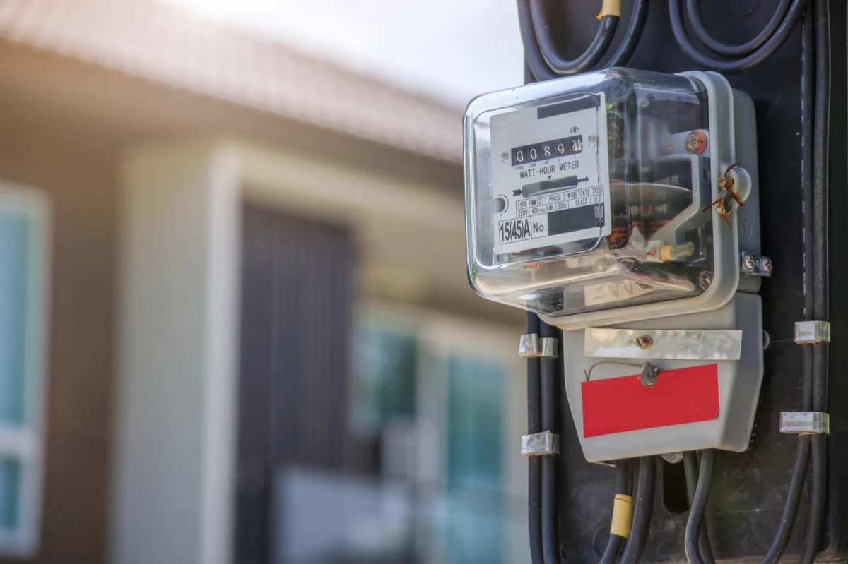 Sejm uchwalił ustawę o zamrożeniu na poziomie 500 zł za MWh netto cen energii elektrycznej dla gospodarstw domowych do końca września 2025 r. Do końca marca przyszłego roku zamrożone ceny energii będą miały też samorządy i podmioty użyteczności publicznej.