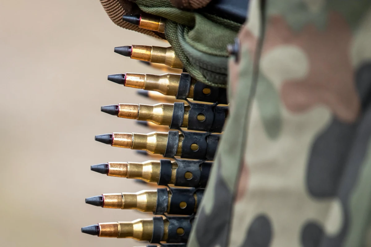 Sejm jednogłośnie uchwalił w środę ustawę o zapewnieniu finansowania działań zmierzających do zwiększenia zdolności produkcji amunicji. Wcześniej posłowie odrzucili poprawkę PiS, według której środki na inwestycje w produkcję amunicji miałyby nie pochodzić z budżetu MON.