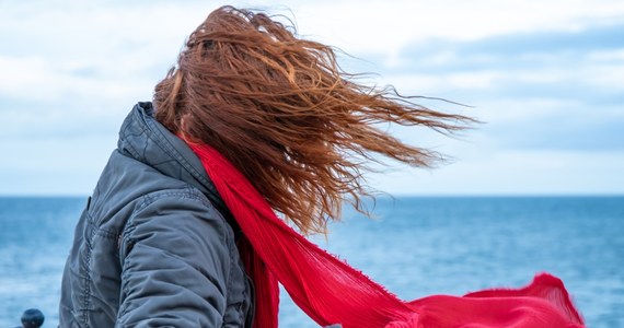 Instytut Meteorologii i Gospodarki Wodnej wydał w czwartek ostrzeżenie I stopnia przed silnym wiatrem. Alerty obowiązują w części woj. zachodniopomorskiego i pomorskiego. Wiatr w porywach osiągnie 75 km/h.