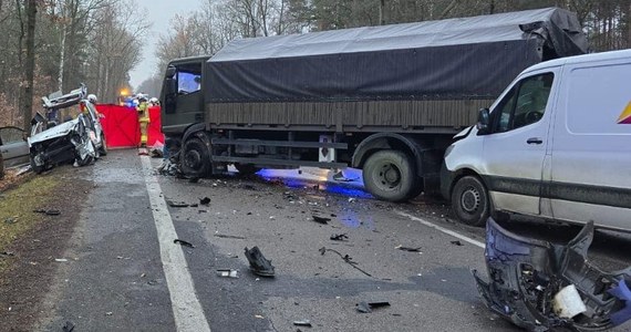 Jedna osoba zginęła, a osiem zostało rannych w wypadku, do którego doszło w okolicach Sierakowa na Mazowszu. Wojskowa ciężarówka, którą podróżowało 25 osób, zderzyła się z samochodem osobowym. 