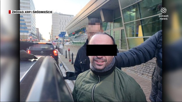 Obserwował seniorki, a potem je okradał i brutalnie spychał ze schodów. Wszystko działo się w kamienicach w centrum Warszawy. Policja zatrzymała 32-letniego Gruzina, a sąd zadecydował o jego 3-miesięcznym areszcie. Obywatel Gruzji przebywa w Polsce legalnie. Dla ''Wydarzeń'' Agnieszka Milczarz.