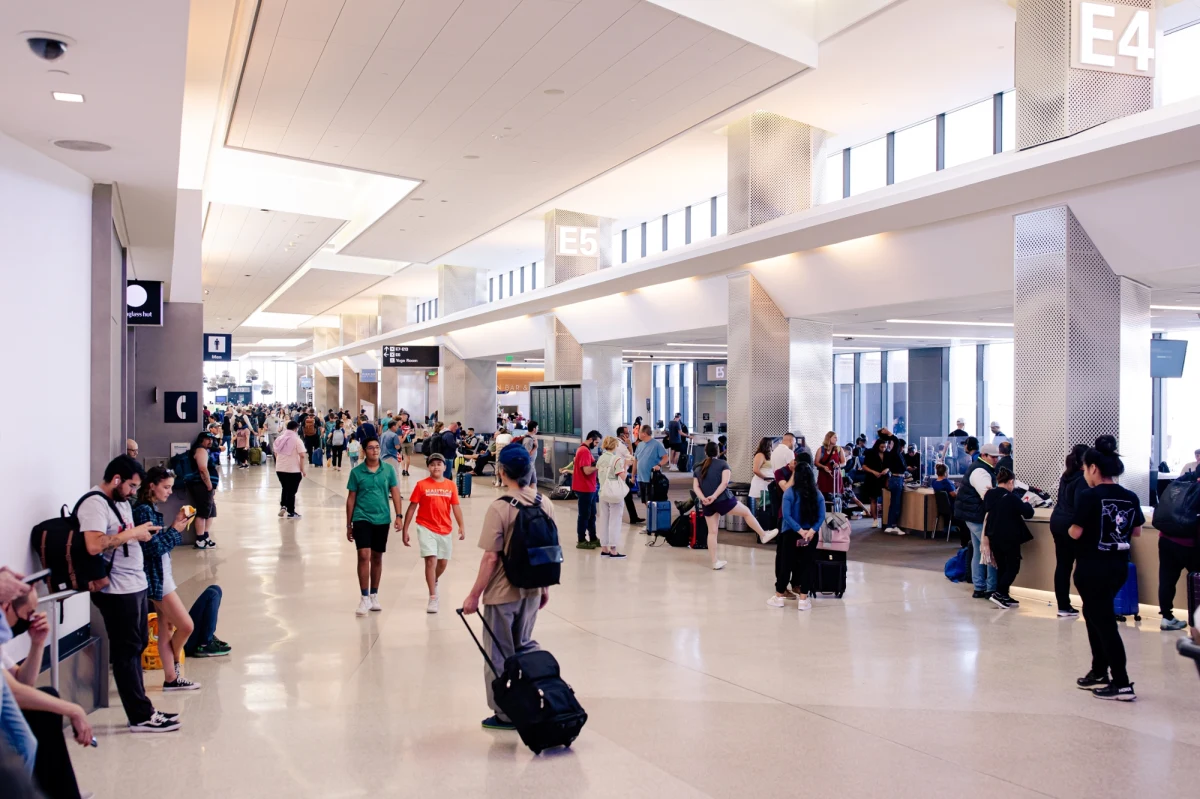 W przyszłym roku poza niedzielami będzie aż 14 dni ustawowo wolnych od pracy. Dzięki wolnej Wigilii wystarczą dwa dni urlopu, by w grudniu przez tydzień nie pracować. Będzie też kilka długich weekendów. Sprawdź, kiedy wziąć urlop, by cieszyć się większą liczbą wolnych dni. 