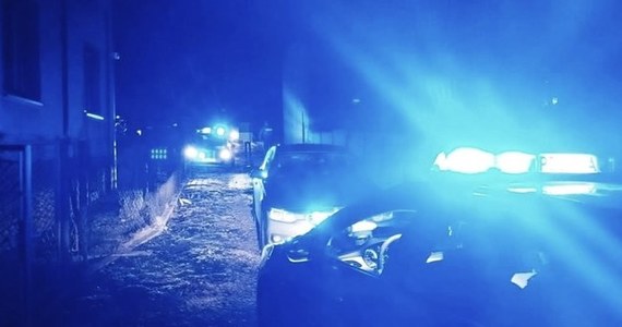 Sąd zdecydował o tymczasowym areszcie dla mężczyzny, który w niedzielę w Radlinie (Śląskie) zaatakował nożem policjantów - informuje Marcin Buczek, reporter RMF FM. Policjanci w czasie interwencji oddali pięć strzałów, cztery z nich trafiły w nogi napastnika.