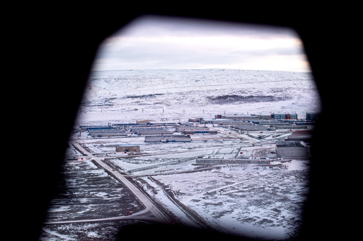 Naukowcy NASA wykonali ostatnio lot nad Grenlandią. W jego trakcie pokładowe radary zarejestrowały coś nietypowego i schowanego głęboko pod powierzchnią lodu. Okazało się, że to tajna amerykańska baza wojskowa z czasów zimnej wojny, która służyła nuklearnym zapasom ze Związkiem Sowieckim.