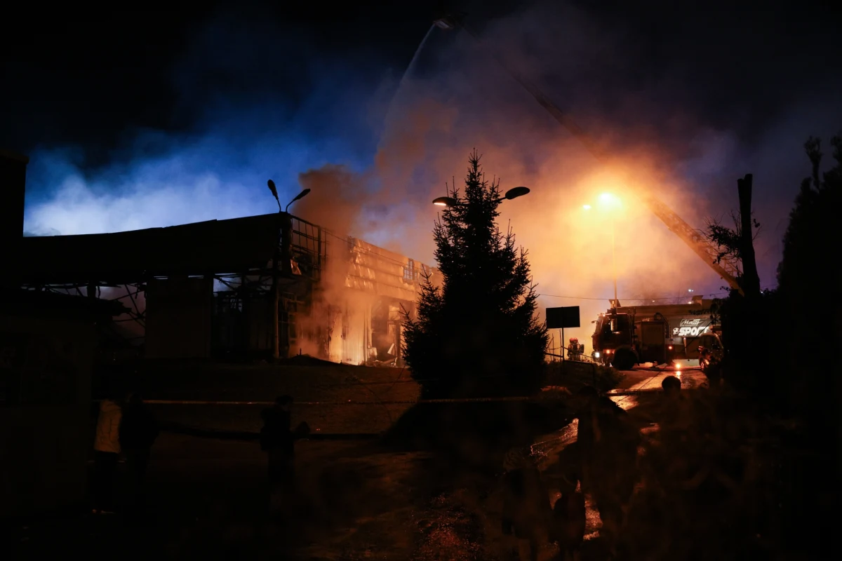 ​Prokuratura zajmie się sprawą poniedziałkowego pożaru pawilonu handlowego w Rudzie Śląskiej. Obiekt doszczętnie spłonął.