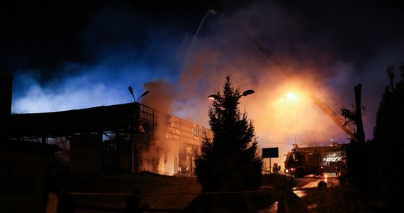 ​Prokuratura zajmie się sprawą poniedziałkowego pożaru pawilonu handlowego w Rudzie Śląskiej. Obiekt doszczętnie spłonął.