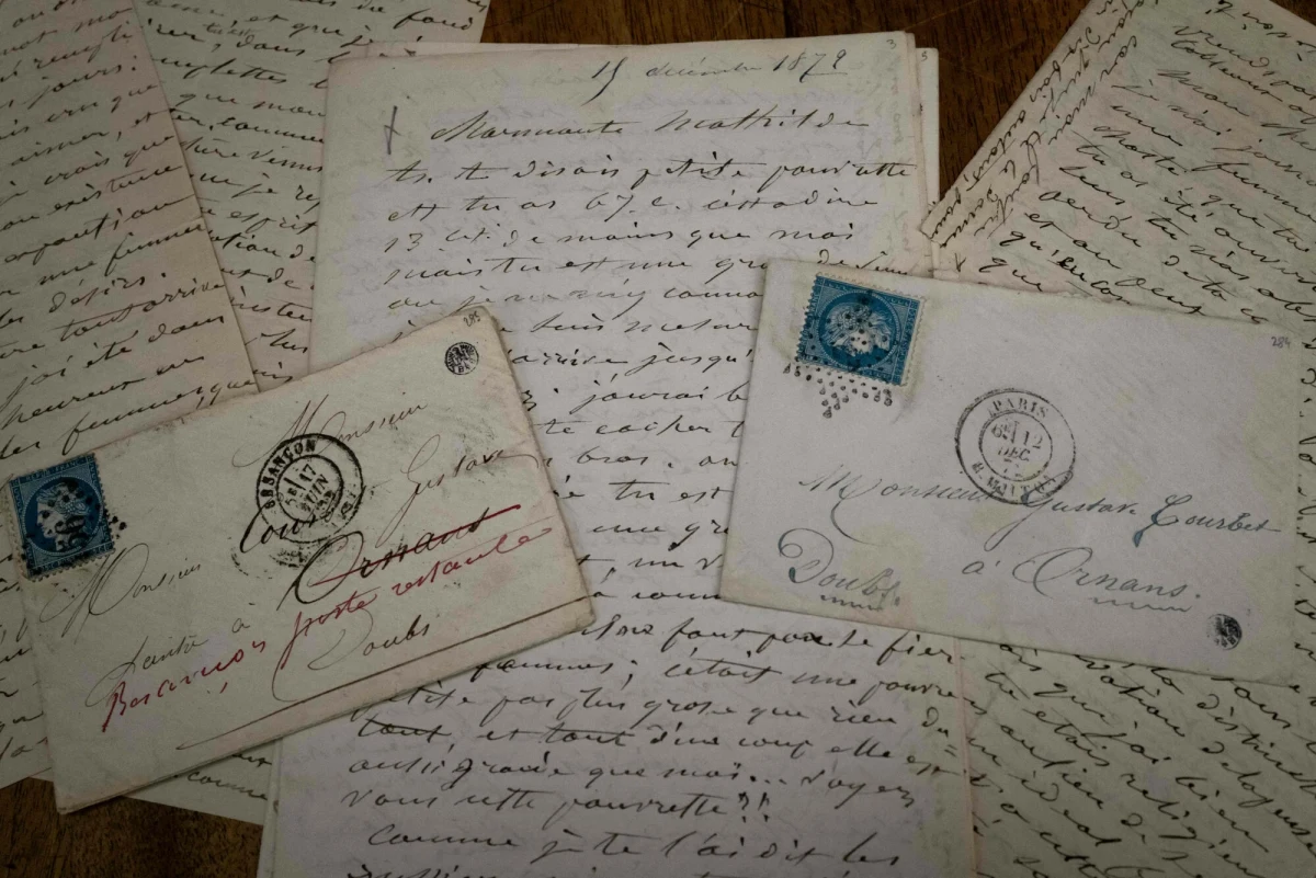 Niezwykle odkrycie na strychu biblioteki miejskiej w Besancon we Francji. Przez przypadek odnaleziono plik nieopublikowanych dotąd listów znanego francuskiego malarza Gustava Courbeta, które wysyłał on do wybranki swego serca. Zostały ukryte ze względu na swoją... pikantną treść. 